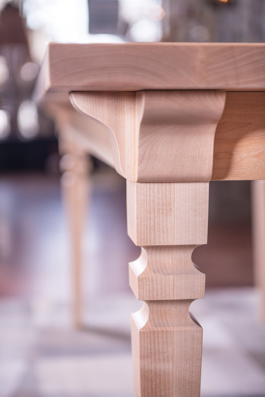 Detail picture showing the leg and corbels.